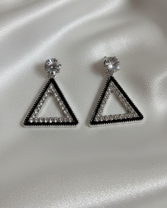 Pearl & Midnight Interlocking Circle Earrings for girls/women